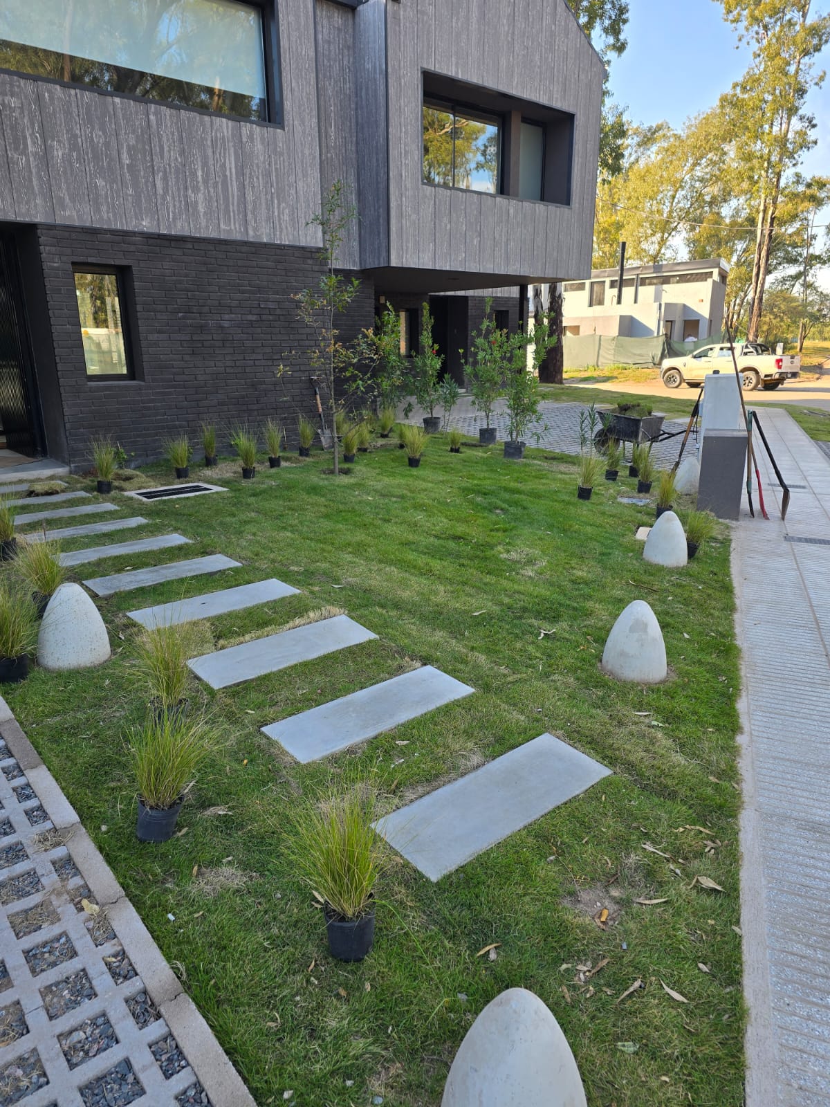 Jardín mantenido en complejo de dúplex · La Calera, Córdoba