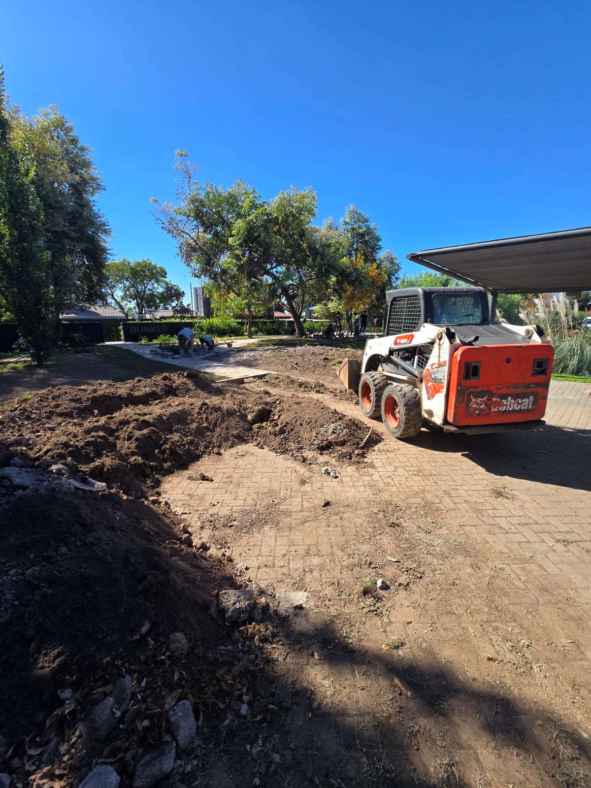 Renovación de espacios verdes con maquinaria en empresa privada · Córdoba
