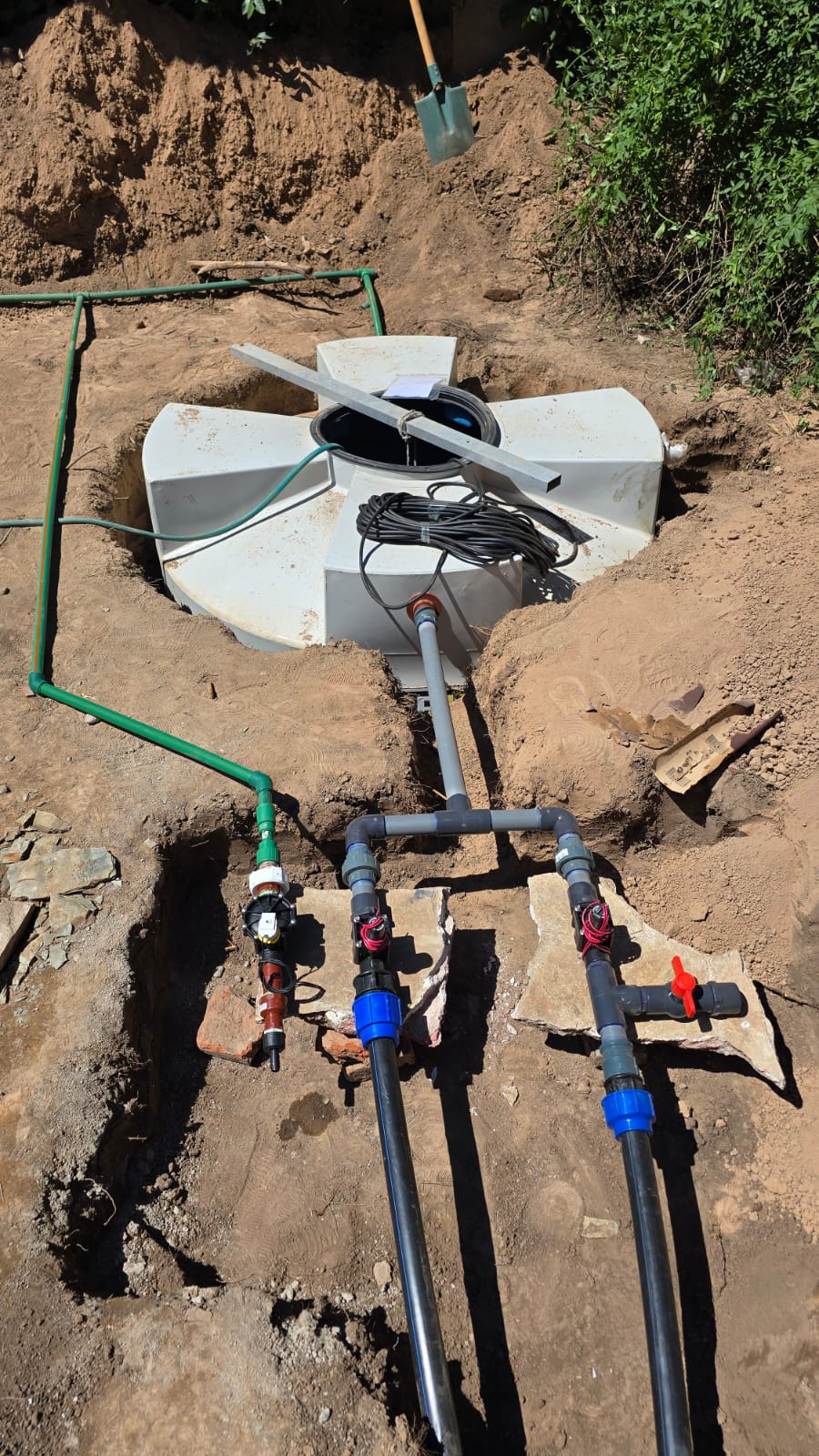 Instalación de cañerías, electroválvulas y programador de riego automático en complejo residencial Villa Allende